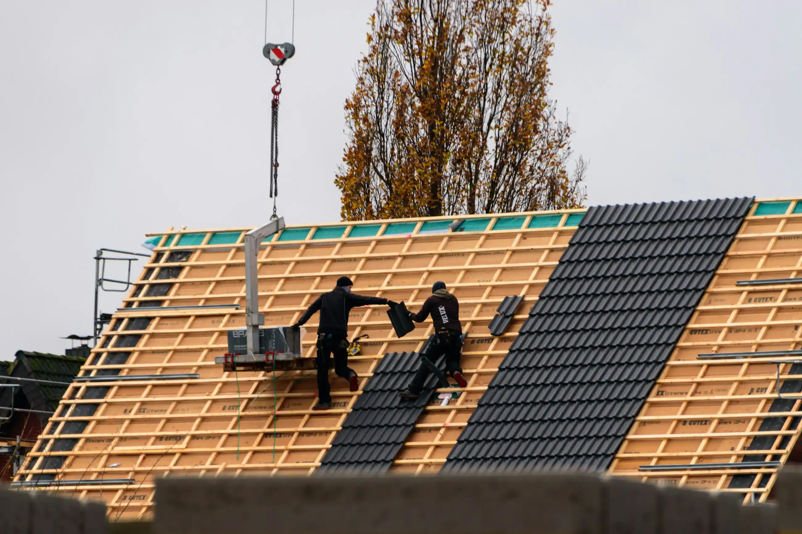 Dachdecker beim Eindecken eines Steildachs in Graz [eigenes Foto der Hauptleistung einsetzen]